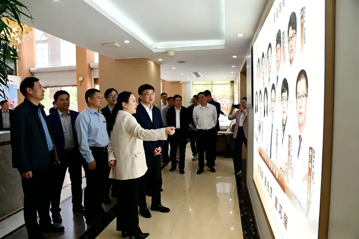 省领导调研宜春名星医疗美容现场(一)