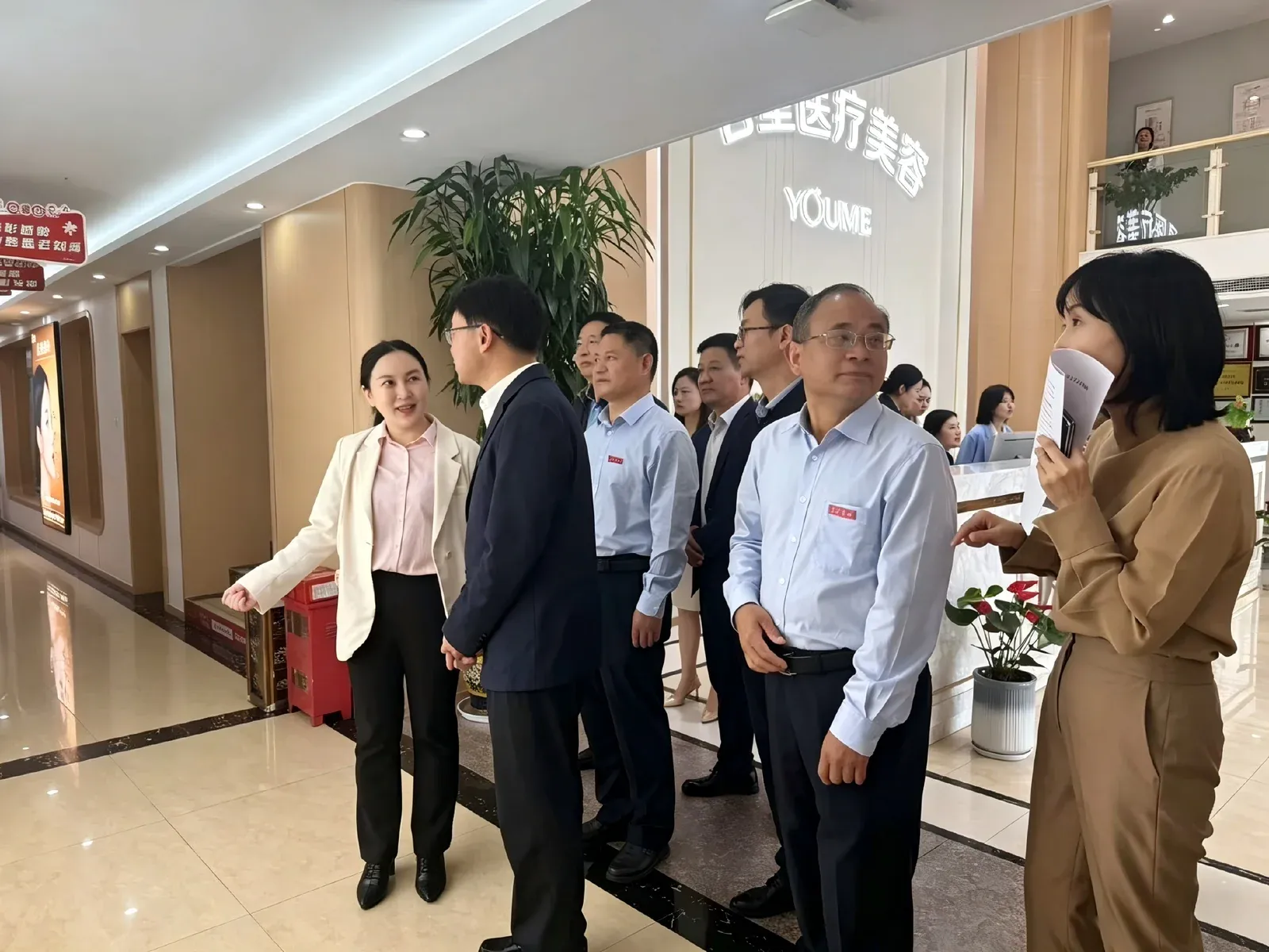 省领导调研宜春名星医疗美容现场(二)