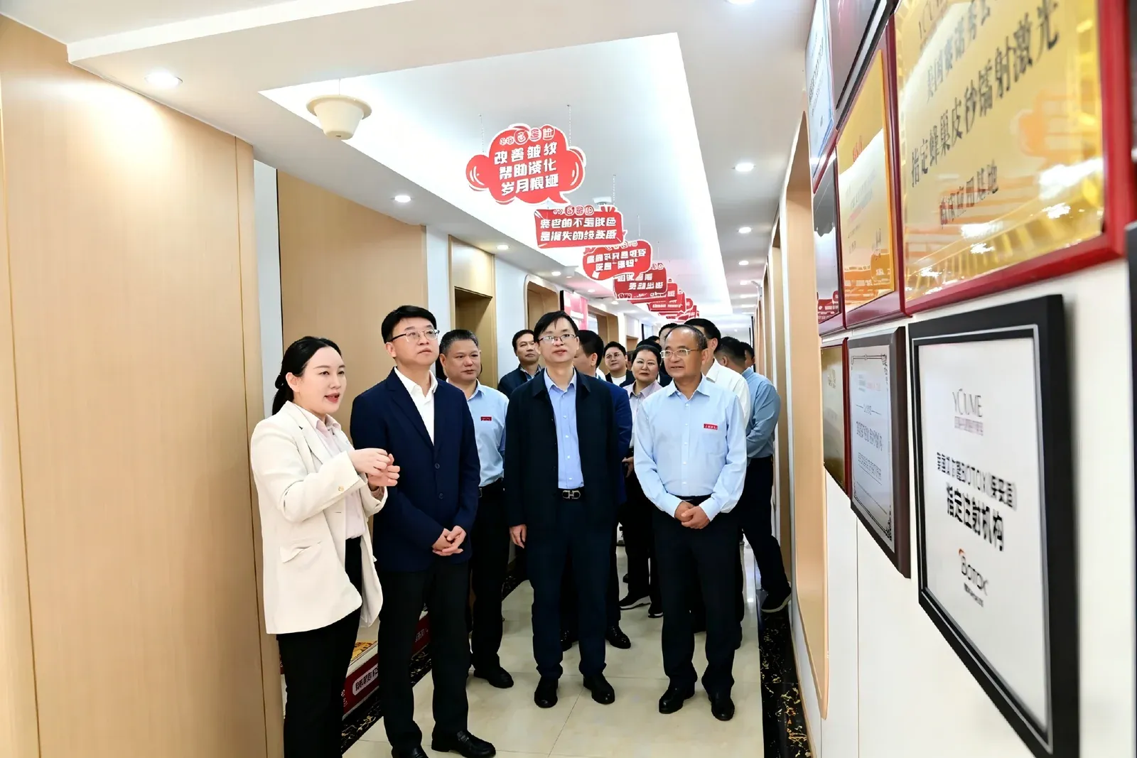 省领导调研宜春名星医疗美容现场(四)
